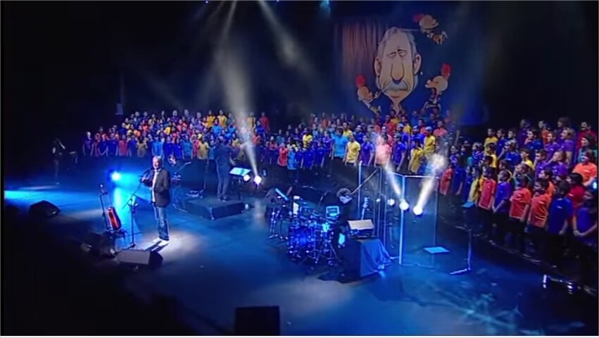 Henri Dès - On part en auto Le Super Concert au théâtre Stravinski de Montreux avec 200 choristes et un bagad, dans le cadre de l'opération Suisse Tous en choeur.